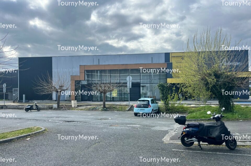 LOCAL COMMERCIAL