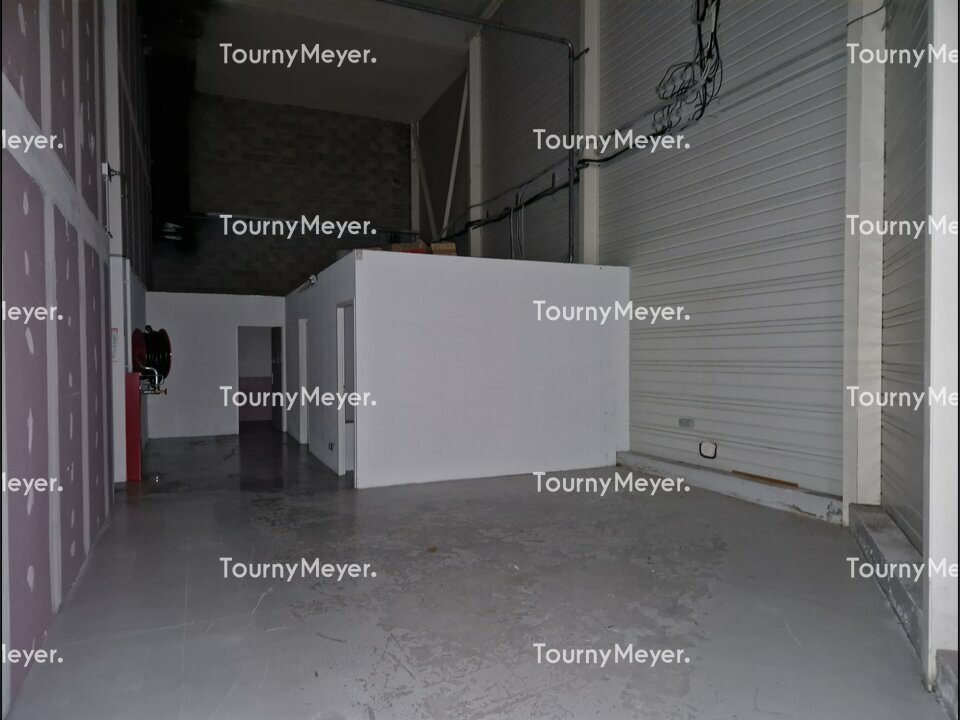 LOCAL COMMERCIAL