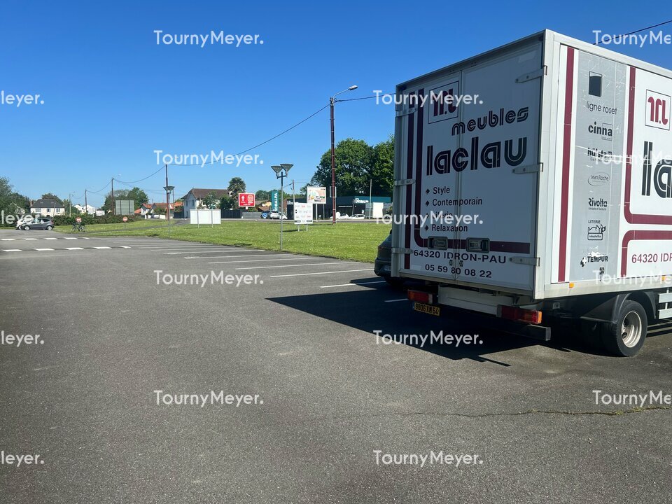 LOCAL COMMERCIAL