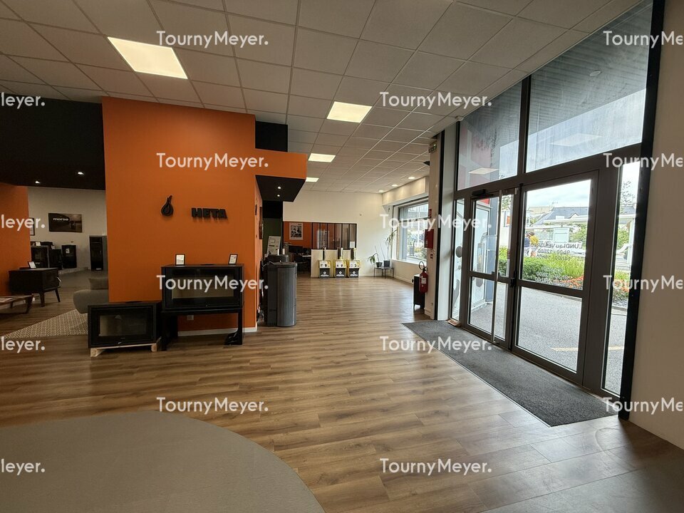 LOCAL COMMERCIAL