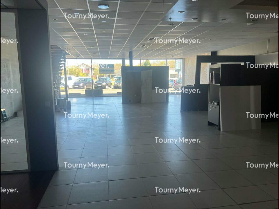 LOCAL COMMERCIAL